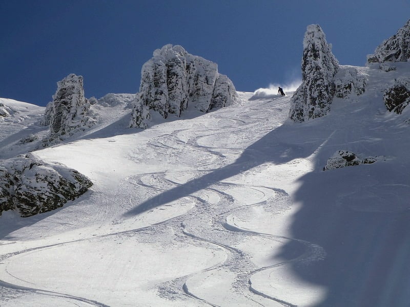 Skiing down the Nameless Peak next to Malyovitsa